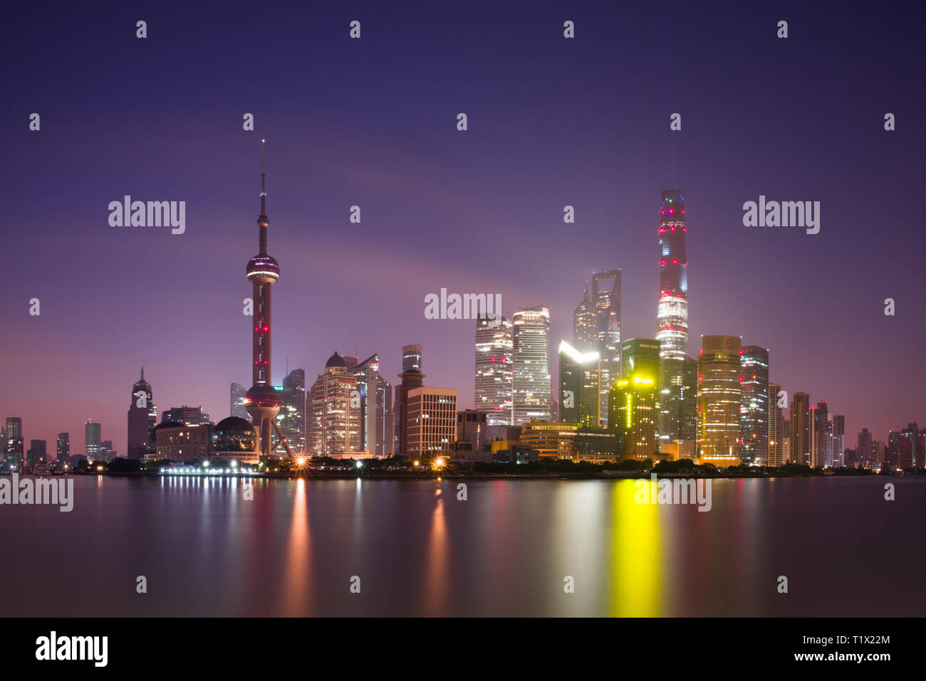 Une longue exposition de Pudong District, les gratte-ciel modernes et la rivière Huangpu à Shanghai la nuit. Paysage urbain et l'architecture urbaine en Chine Banque D'Images