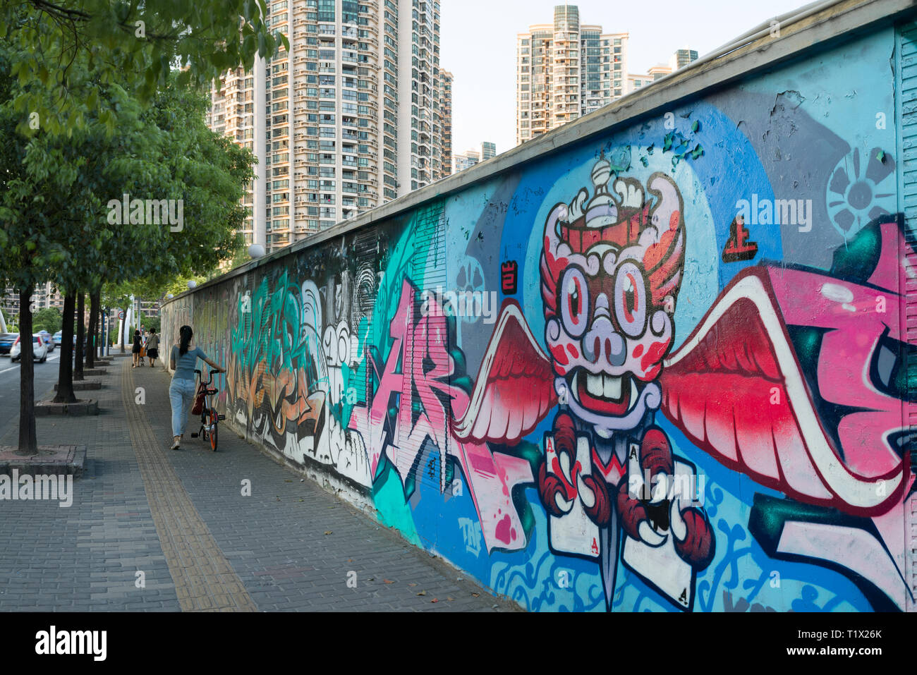 Shanghai, Chine - 0818 2016 : Street Art et Graffiti dans Mogahnshan road et certains bâtiments modernes dans Putuo district. Gratte-ciel résidentiel dans la région de Shang Banque D'Images