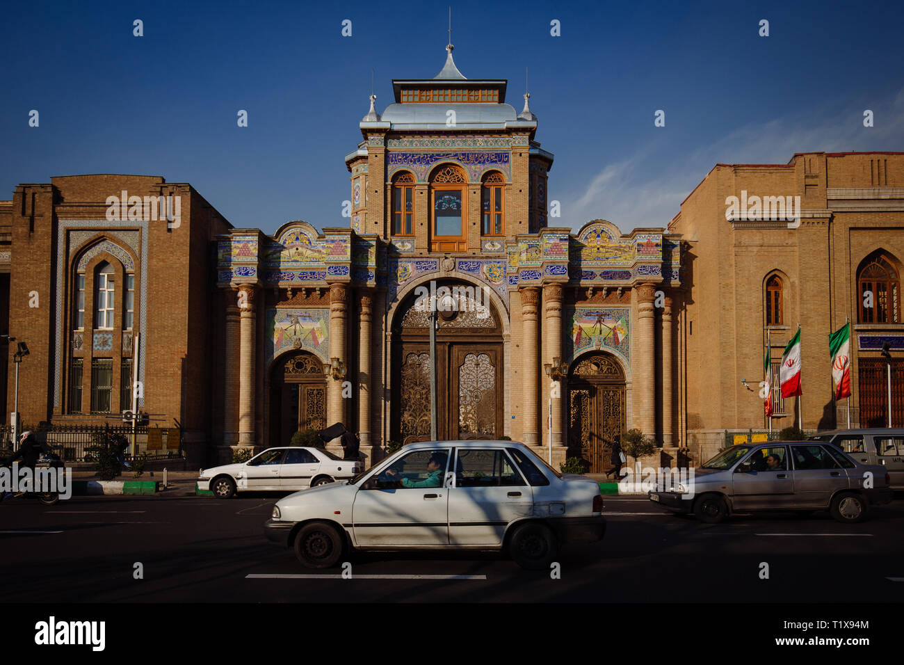 Sardar e Bagh e Melli à Téhéran, l'Iran et le trafic important à côté de lui Banque D'Images