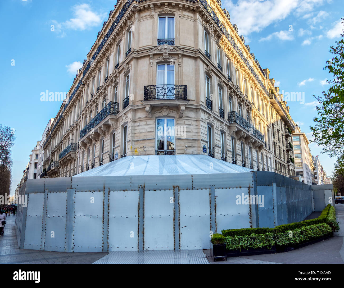 Paris : Fouquet's après la mise à sac par jaune Banque D'Images