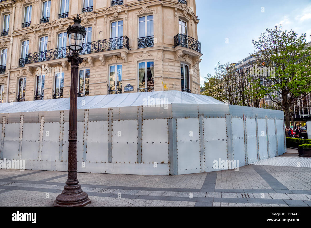Paris : Fouquet's après la mise à sac par jaune Banque D'Images