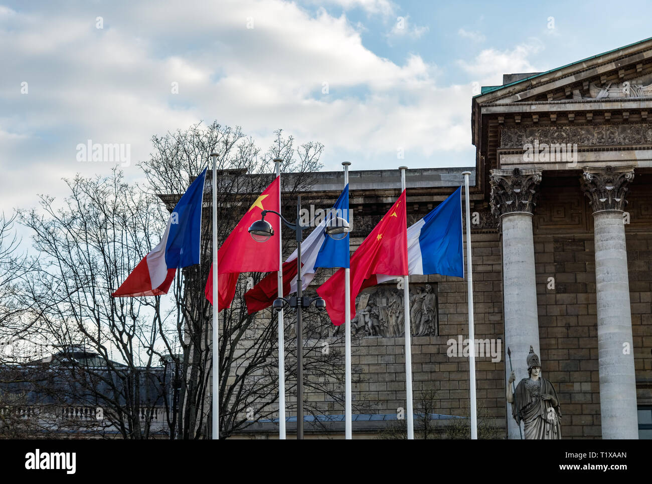 Paris : drapeaux français et chinois dans le vent en face de l'Assemblée nationale Banque D'Images