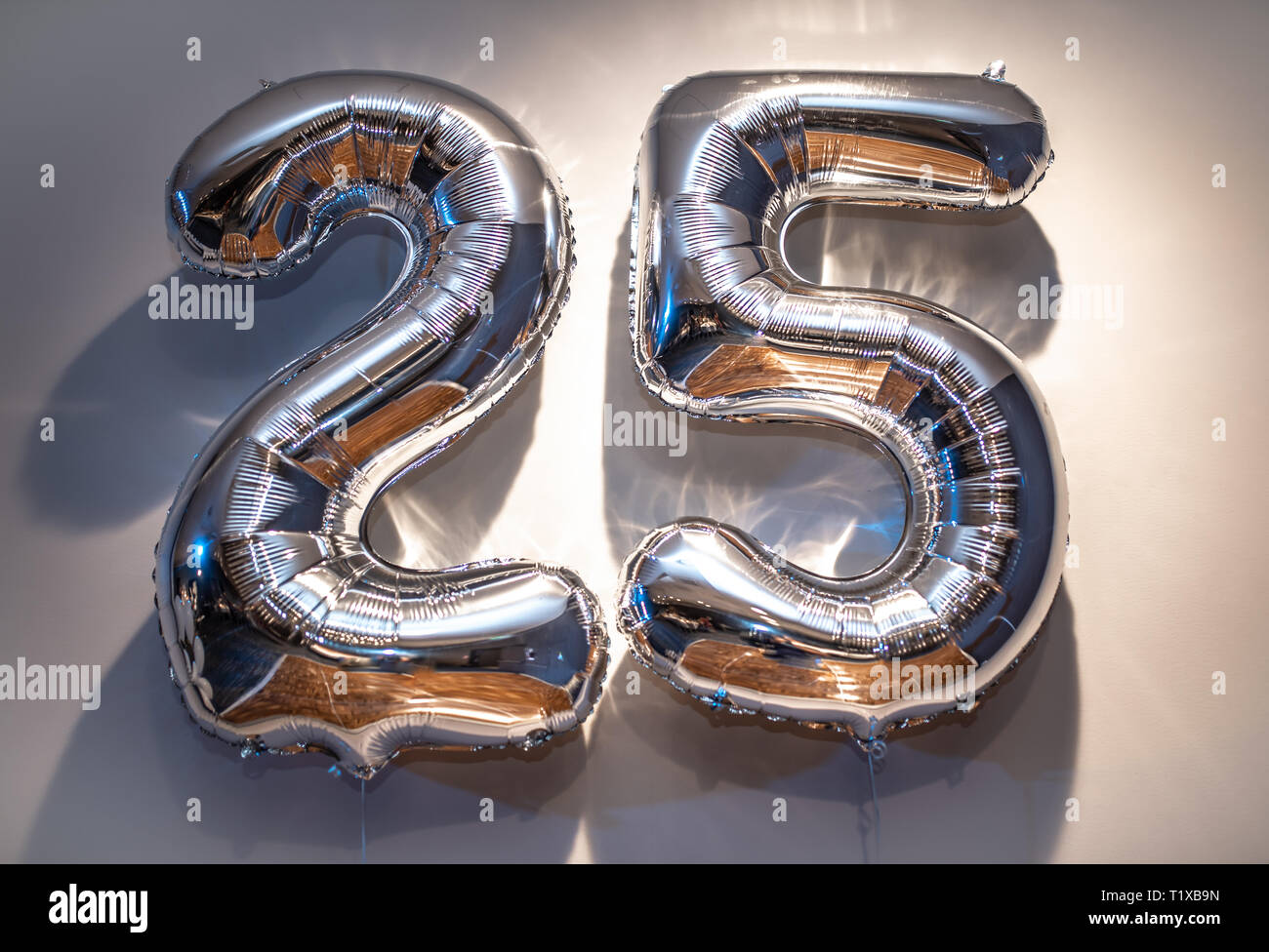 Ballons De Decoration Pour Anniversaire 25 Ans Photo Stock Alamy Ballons De Decoration Pour Anniversaire 25 Ans Photo Stock Alamy