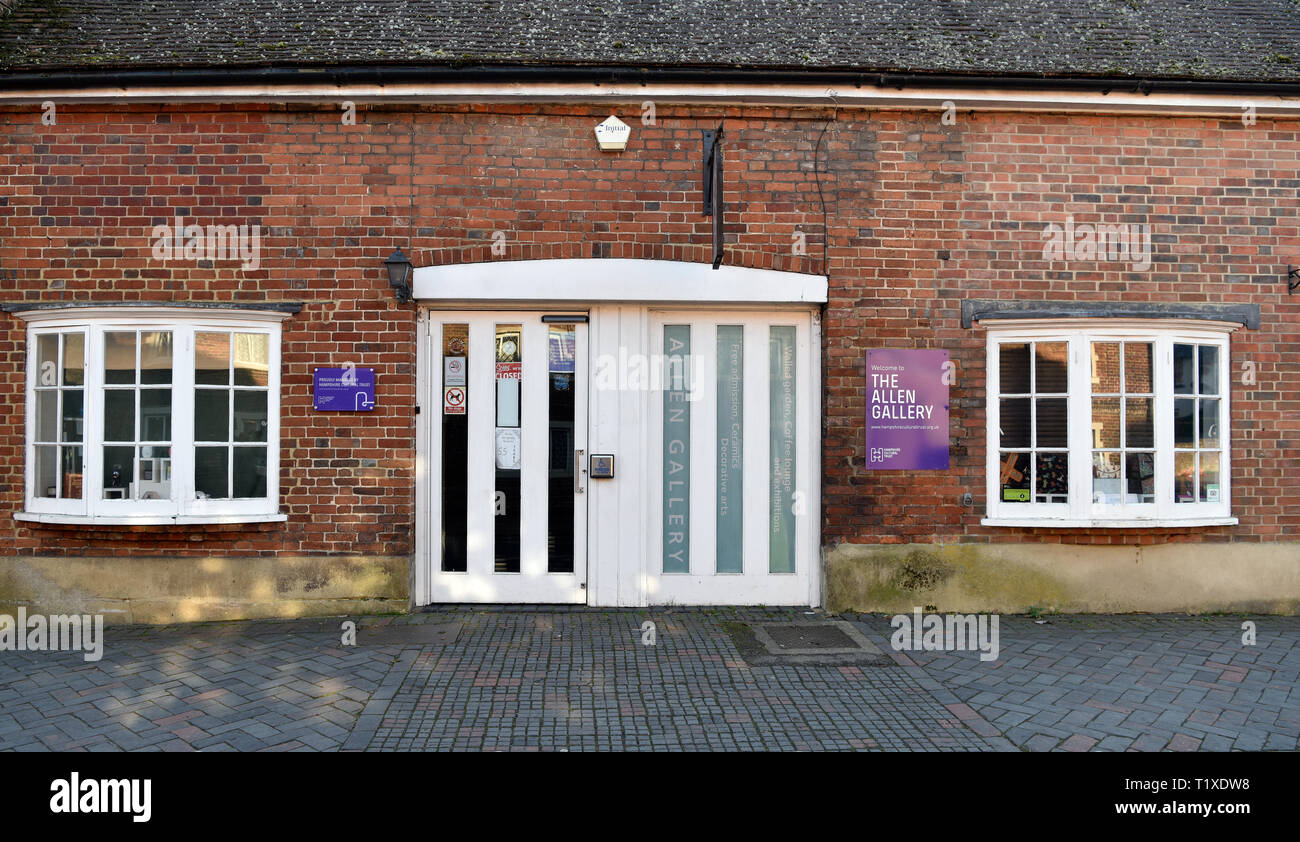 La Galerie Allen, un lieu abritant une vaste collection de céramiques c3000 objets datant de 1250 à nos jours, Alton, Hampshire, Royaume-Uni. Banque D'Images