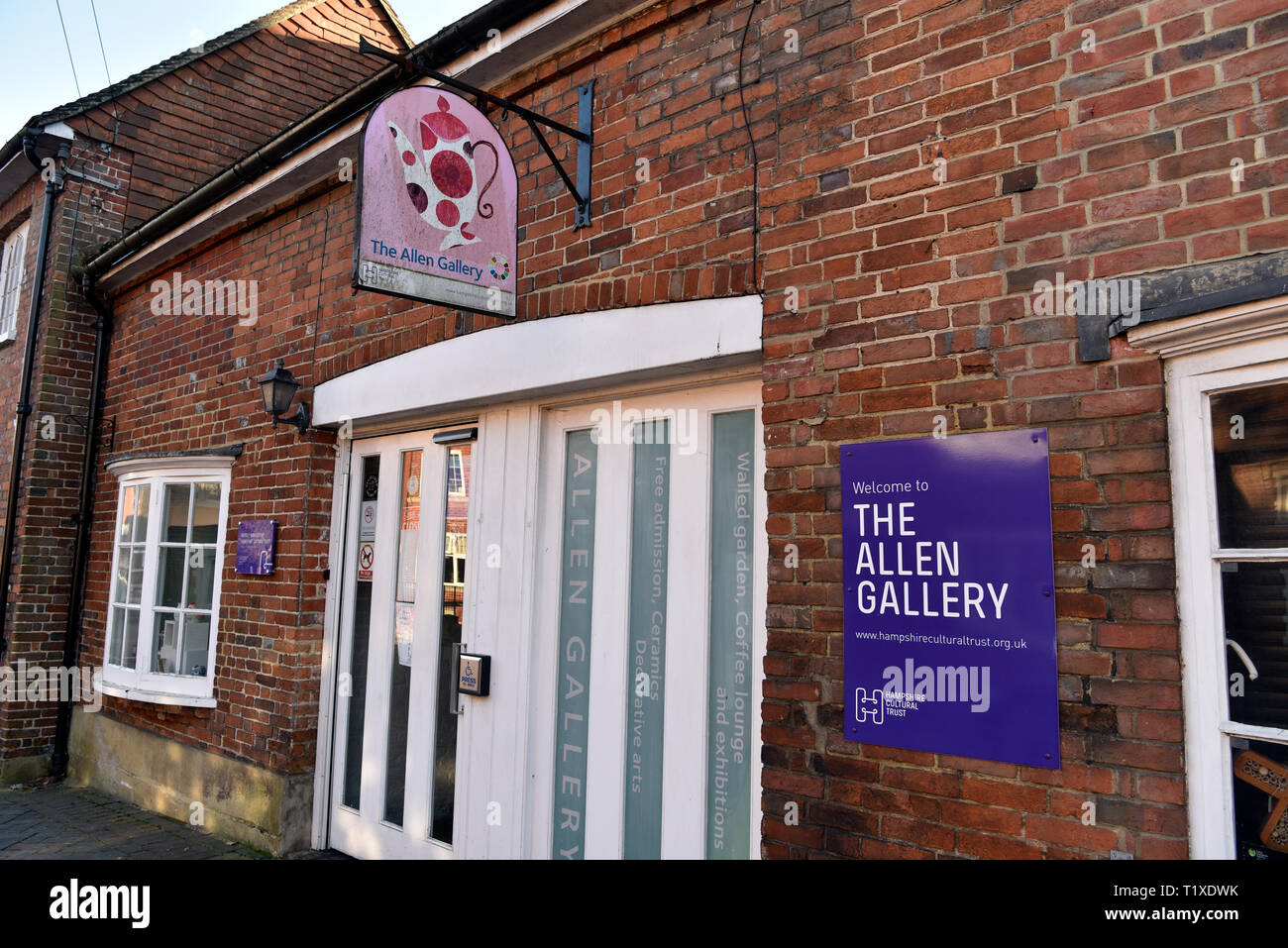 La Galerie Allen, un lieu abritant une vaste collection de céramiques c3000 objets datant de 1250 à nos jours, Alton, Hampshire, Royaume-Uni. Banque D'Images