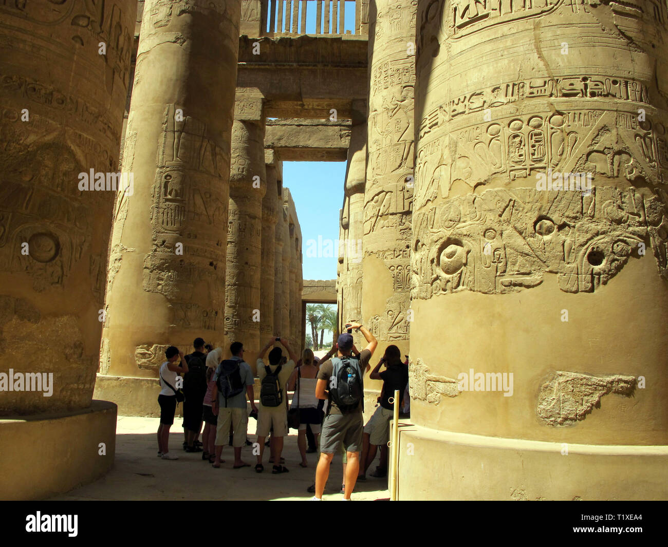 L'Egypte, Luxor - 07,26.2010 : Colonnade centrale du Temple de Karnak à Louxor. Monuments historiques de l'antiquité. Sites touristiques de l'Égypte. Luxor. Banque D'Images