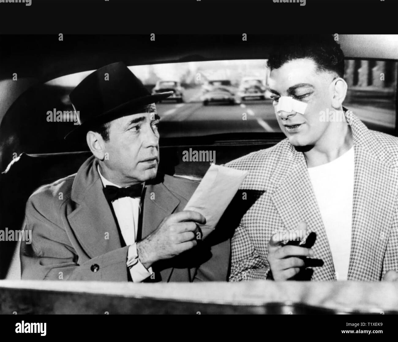 Plus ils AUTOMNE 1956 Columbia Pictures film avec Humphrey Bogart à gauche et Mike Lane Banque D'Images