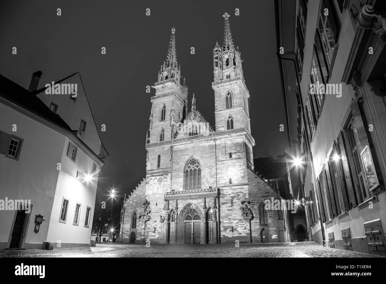Bâle, Suisse - le 4 février 2017 : vue extérieure de la cathédrale de Bâle illuminée la nuit en noir et blanc Banque D'Images
