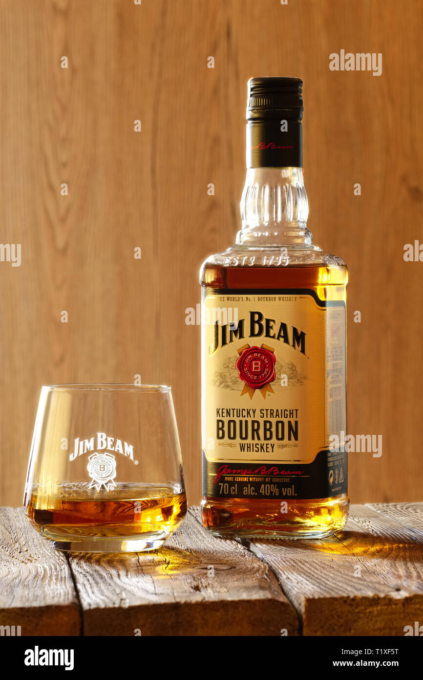Le 28 mars 2019, Minsk, Belarus - Bouteille de kentucky Straight Bourbon whiskey avec verre sur fond de bois Banque D'Images