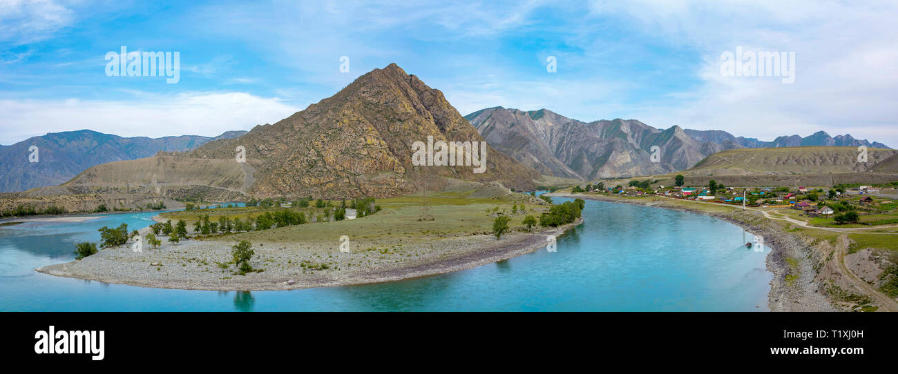 Le Malyi Yaloman Chuyskiy sur le village trakt, république de l'Altaï Banque D'Images