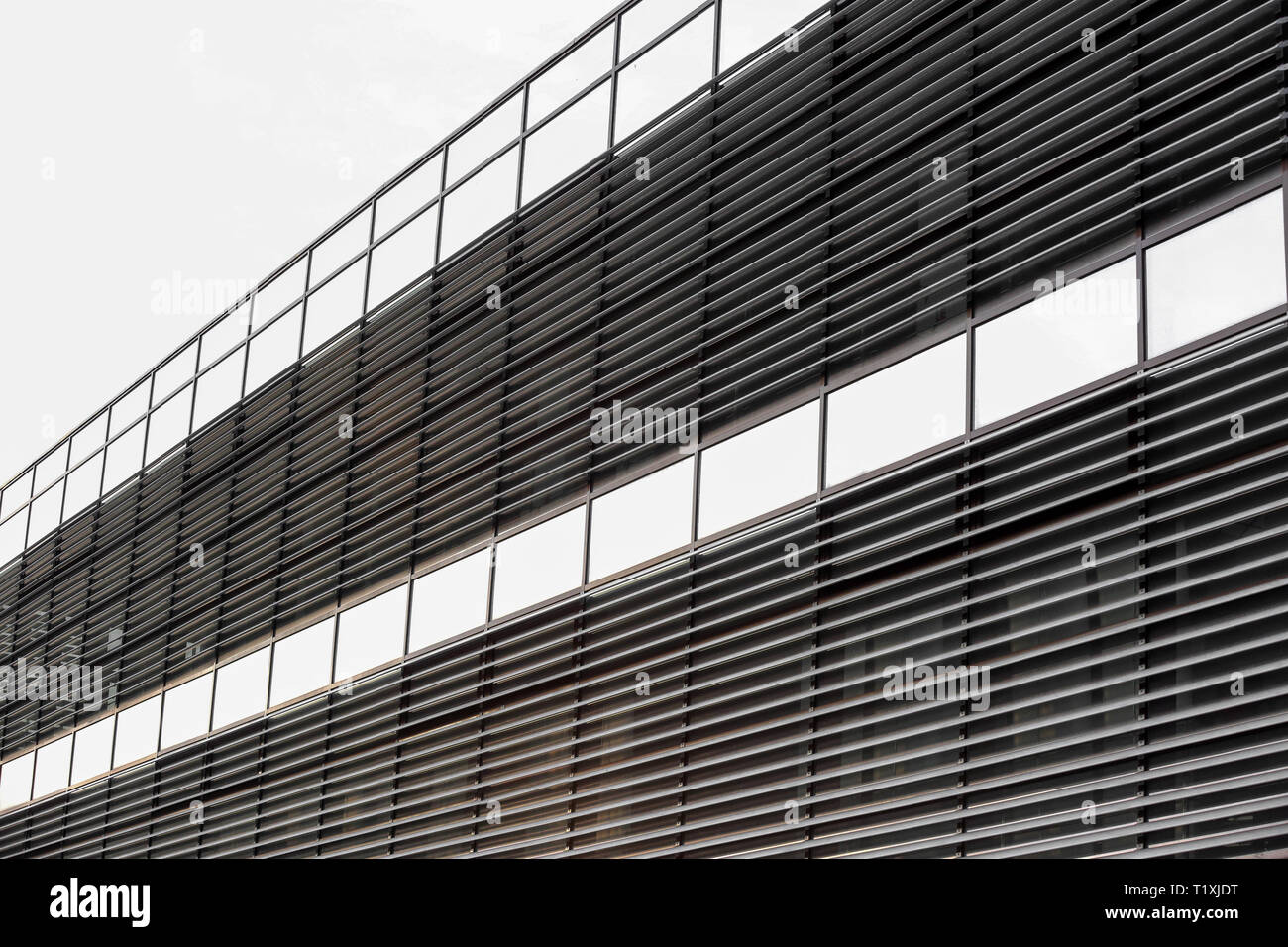 Façade Vue d'un immeuble moderne - verre et acier avec garde-corps Banque D'Images