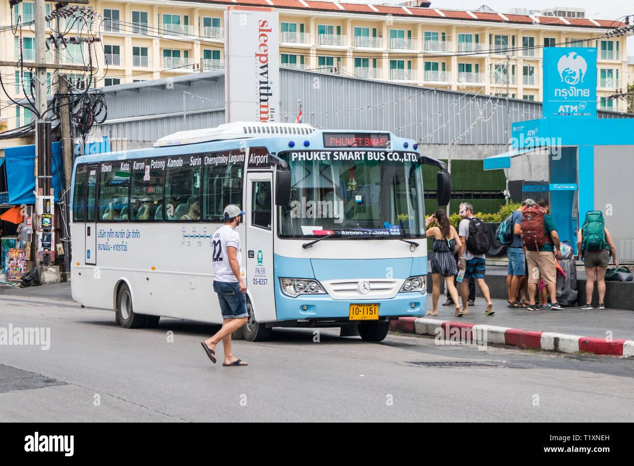 Phuket, Thaïlande 17 Janvier 2019 : les touristes à bord du bus Smart Phuket Le service régulier de l'aéroport à Rawai a été introduit en 2018. Banque D'Images