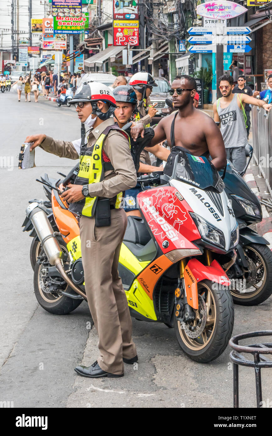 Phuket, Thaïlande 17 janvier 2019 contrôle de police : permis de conduire les touristes à Patong Beach. Bien souvent la police des touristes pour des infractions routières. Banque D'Images