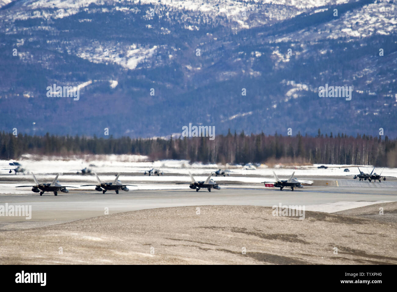 F-22 Raptors à partir de la 3e Escadre et 477th Fighter Group participent à une formation serrée taxi, connu comme un éléphant à pied, le 26 mars 2019, au cours d'un exercice de la Force polaire at Joint Base Elmendorf-Richardson, en Alaska. Cet exercice de deux semaines d'escadrons donne l'occasion de démontrer leurs capacités à l'avant de déployer et d'offrir une puissance militaire écrasante. (U.S. Air Force photo de Sheila deVera) Banque D'Images