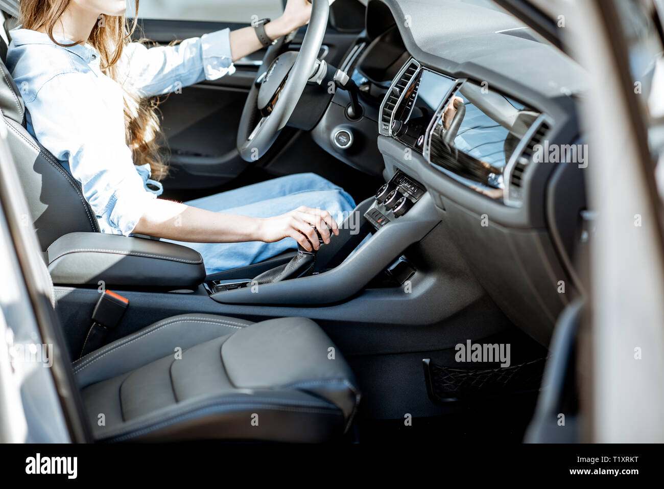 Femme de commutation, tenant la poignée de la boîte de vitesses automatique de la voiture moderne Banque D'Images