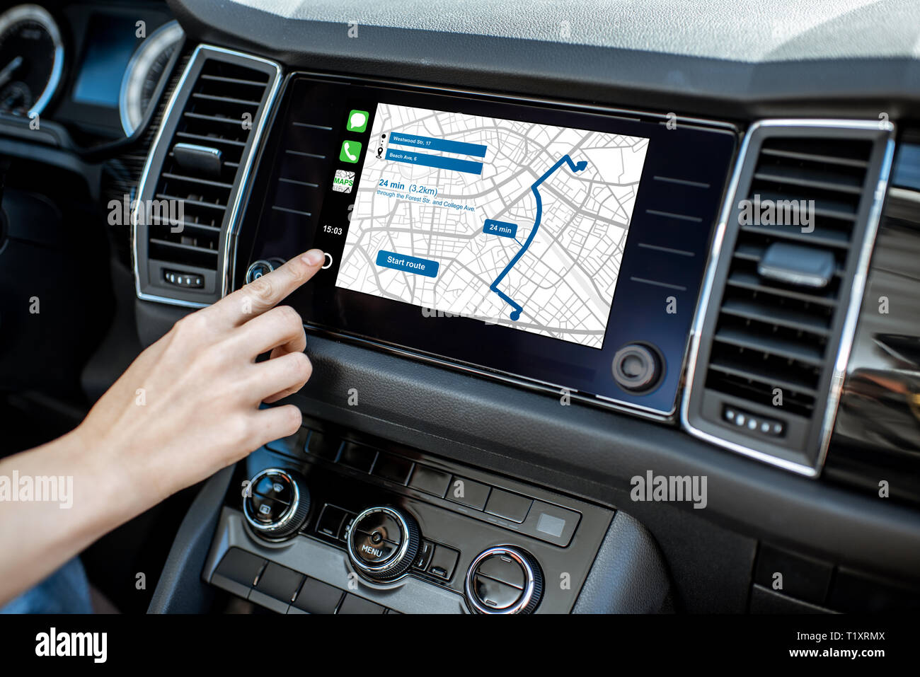 Toucher à un moniteur avec carte de navigation de la voiture moderne, close-up view Banque D'Images
