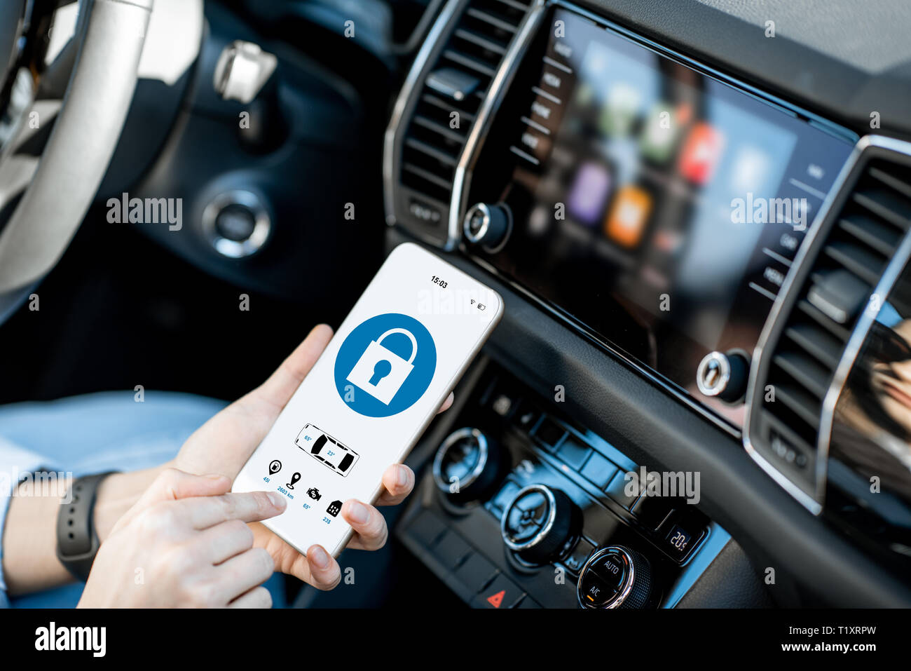 Close-up of a smart phone avec l'application alarme de voiture, de contrôle d'un véhicule dans la voiture Banque D'Images