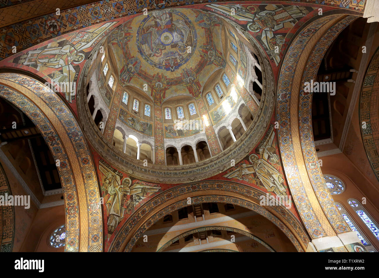 Lisieux (Normandie, nord-ouest de la France) : intérieur de la Basilique de Sainte Thérèse avec ses fresques et mosaïques Banque D'Images