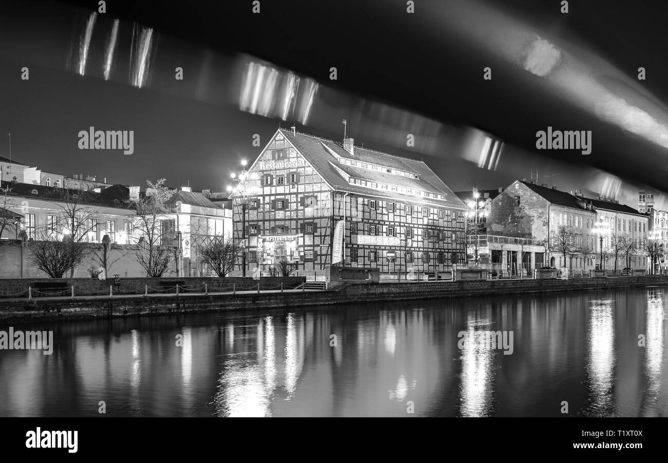 Bydgoszcz / Pologne - l'architecture de la vieille ville de nuit. Banque D'Images