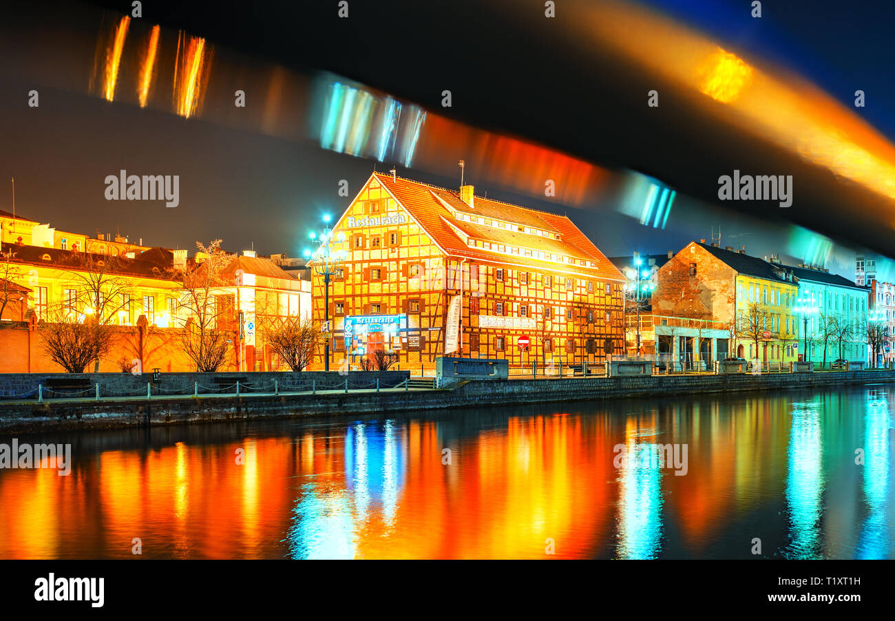 Bydgoszcz / Pologne - l'architecture de la vieille ville de nuit. Banque D'Images