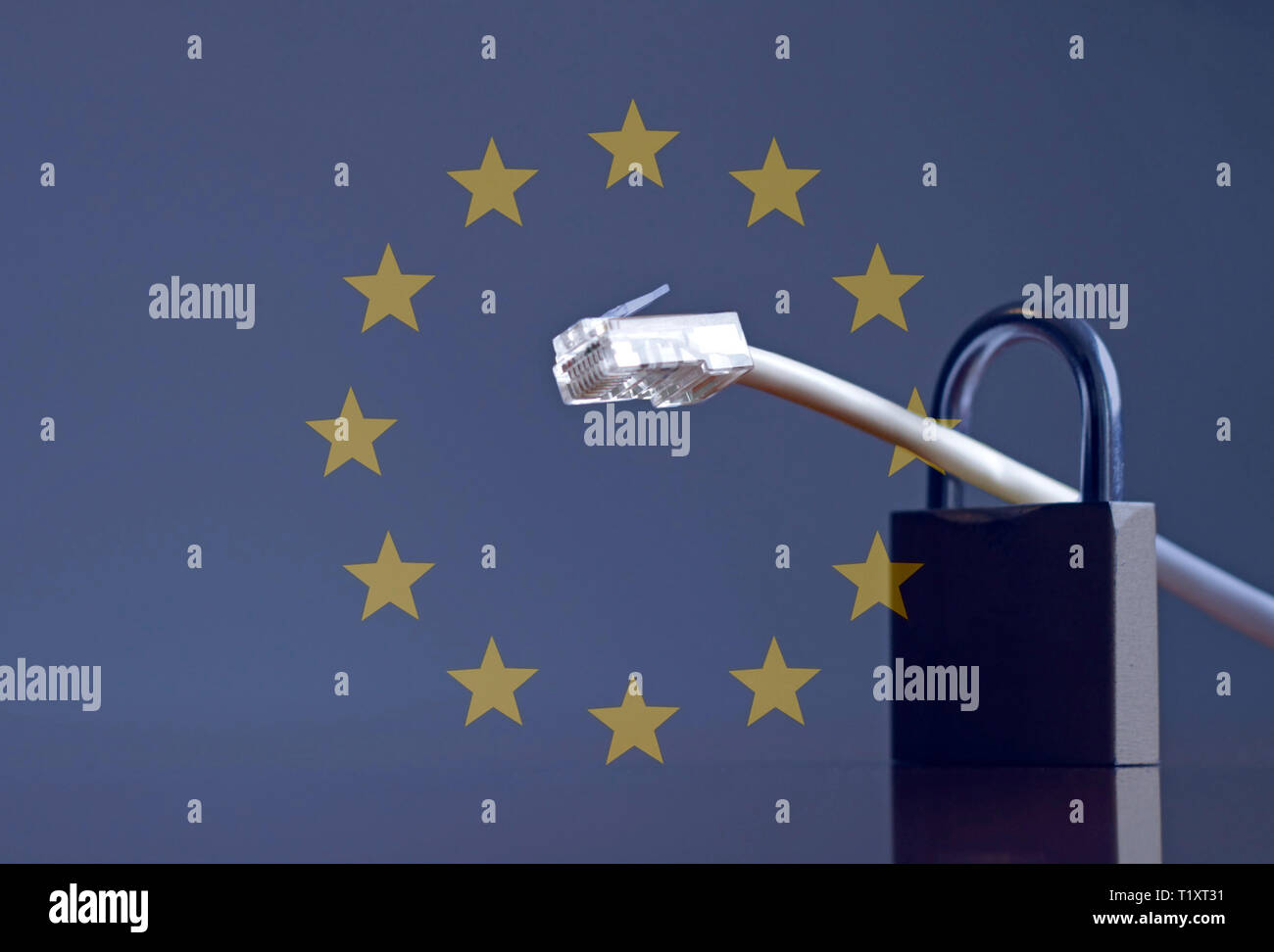 Câble réseau en passant par un cadenas et le drapeau de l'Union européenne Banque D'Images