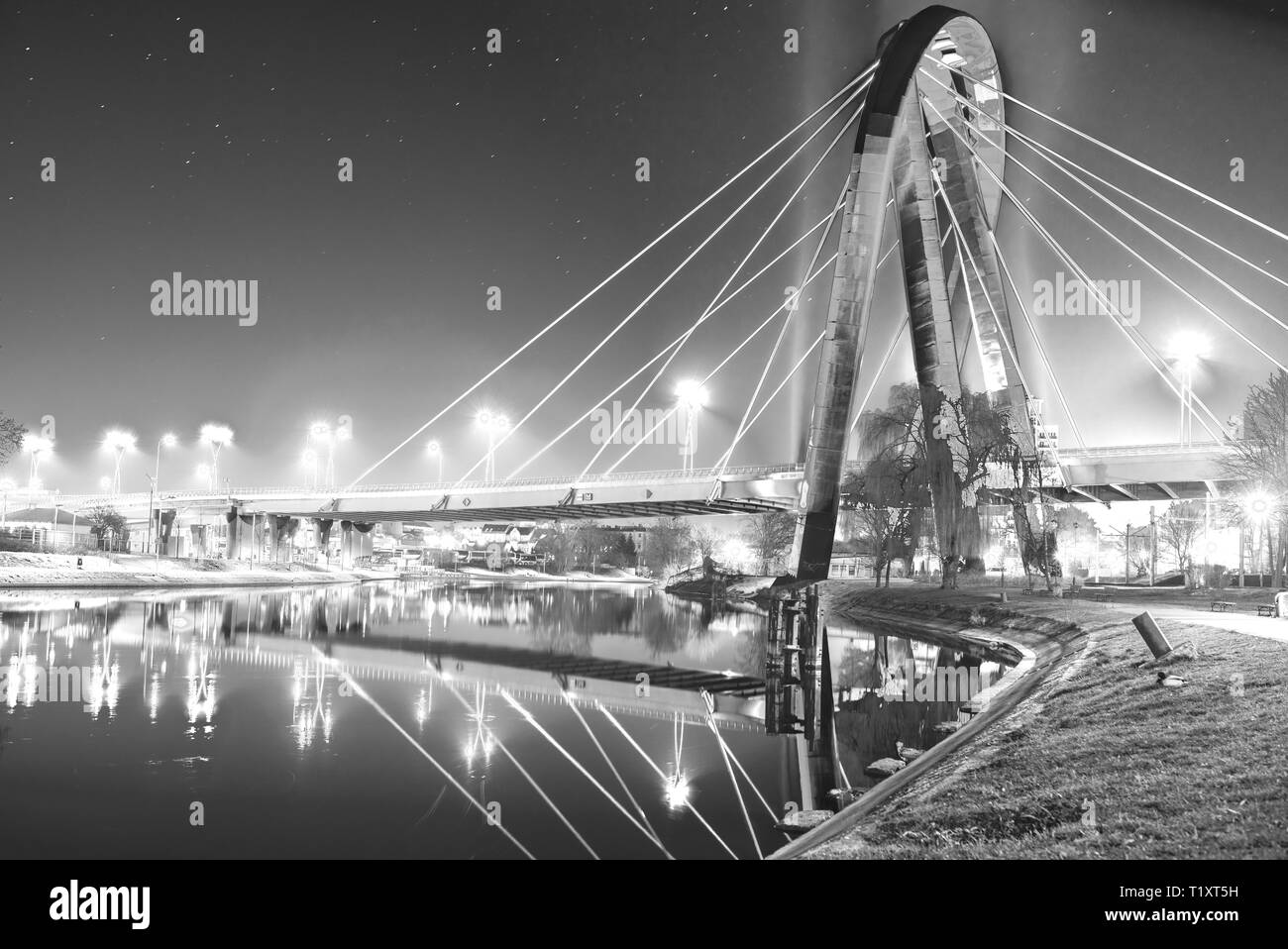 Bydgoszcz / Pologne - nuit vue de la passerelle verte et la rivière. Banque D'Images