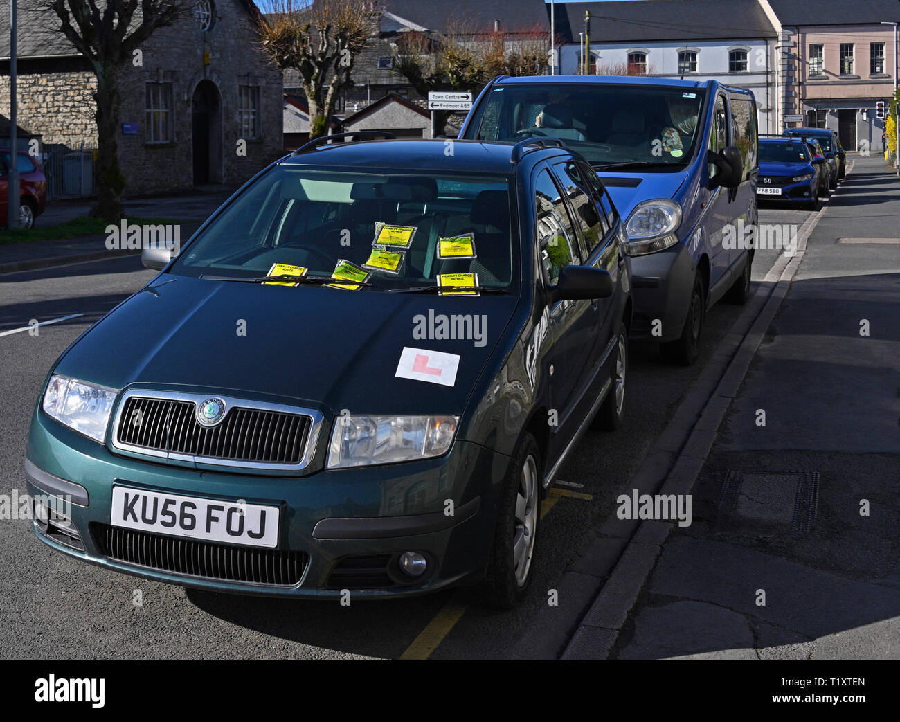 Voiture en stationnement illégal sur la ligne jaune avec six avis de pénalité. Parkside Road, Kendal, Cumbria, Angleterre, Royaume-Uni, Europe. Banque D'Images