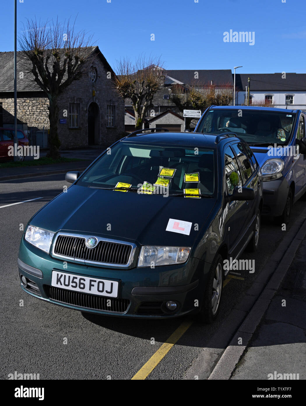 Voiture en stationnement illégal sur la ligne jaune avec six avis de pénalité. Parkside Road, Kendal, Cumbria, Angleterre, Royaume-Uni, Europe. Banque D'Images