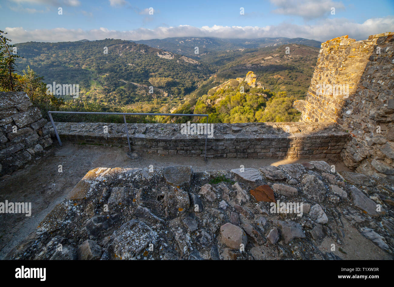 Splendide nature domaine de la Réserve Naturelle de Los Alcornocales. Vue du château de Jimena de la Frontera ruins Banque D'Images