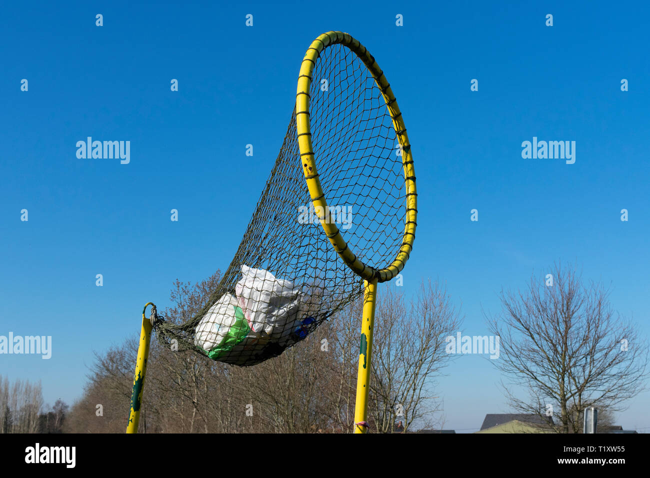 Sint Gillis Waas, Belgique - le 25 février 2019, déchets jaune catcher sur la piste cyclable Banque D'Images Sint Gillis Waas, Belgique - le 25 février 2019, déchets jaune catcher sur la piste cyclable Banque D'Images