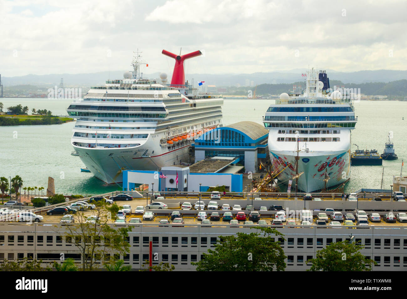 Les navires de croisière à quai à San Juan, Puerto Rico, capitale et plus grande ville, se trouve sur la côte atlantique de l'île. La plage la plus large de ses fronts l'Isla Verde res Banque D'Images