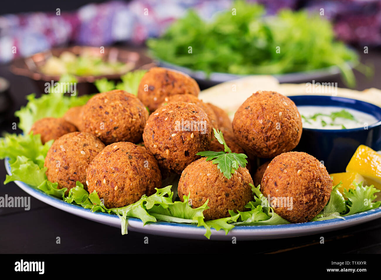 Falafel, hoummos et pita. Du Moyen Orient ou des plats arabes sur un fond sombre. La nourriture halal. Banque D'Images