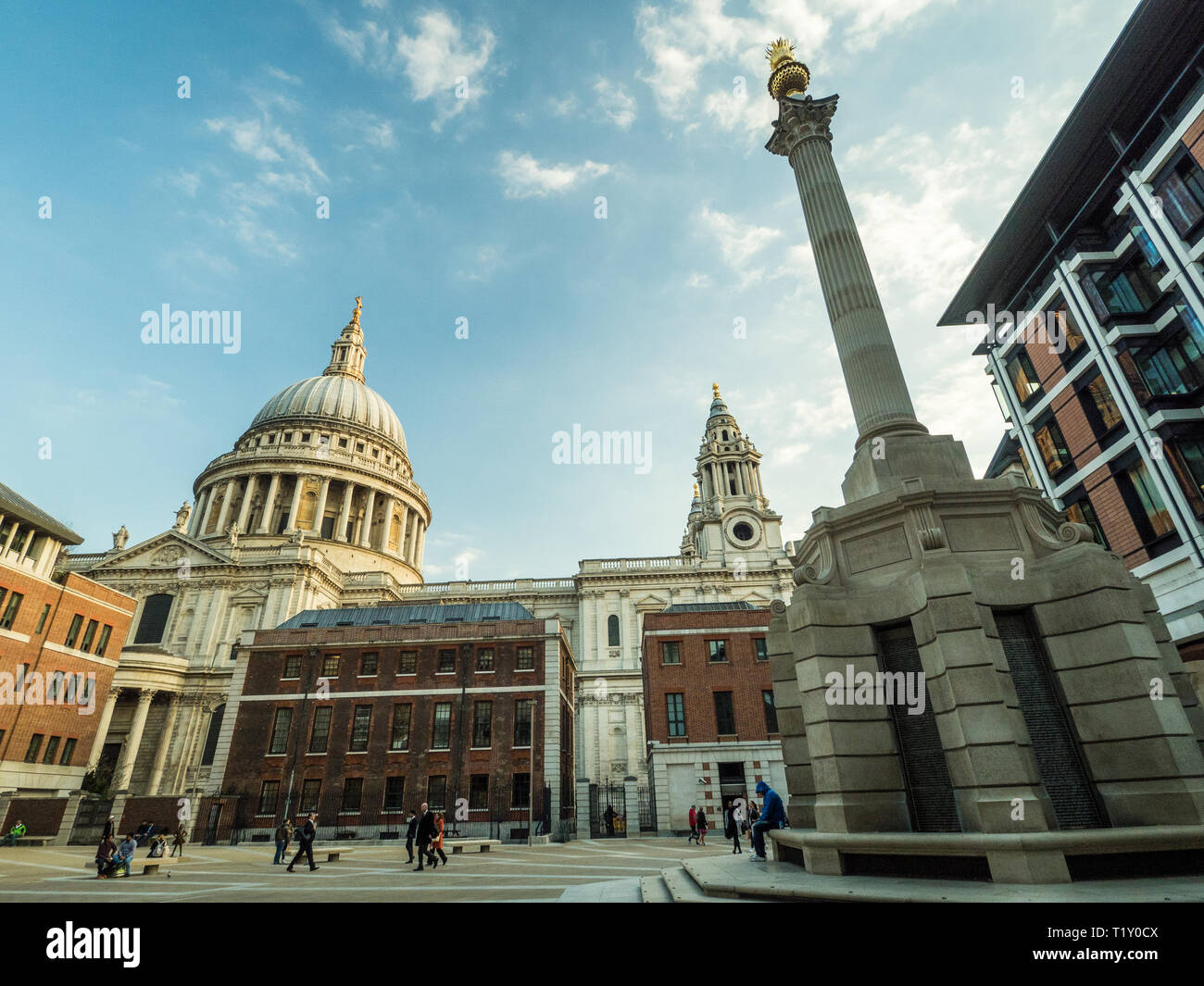 Paternoster Square avec Saint Pauls Cathedral derrière, Londres, Angleterre. Banque D'Images