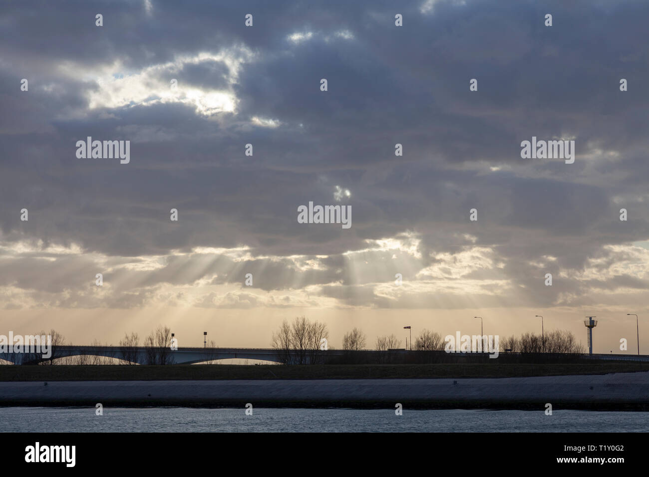 Rayons de soleil à travers les nuages, 225 , Banque D'Images