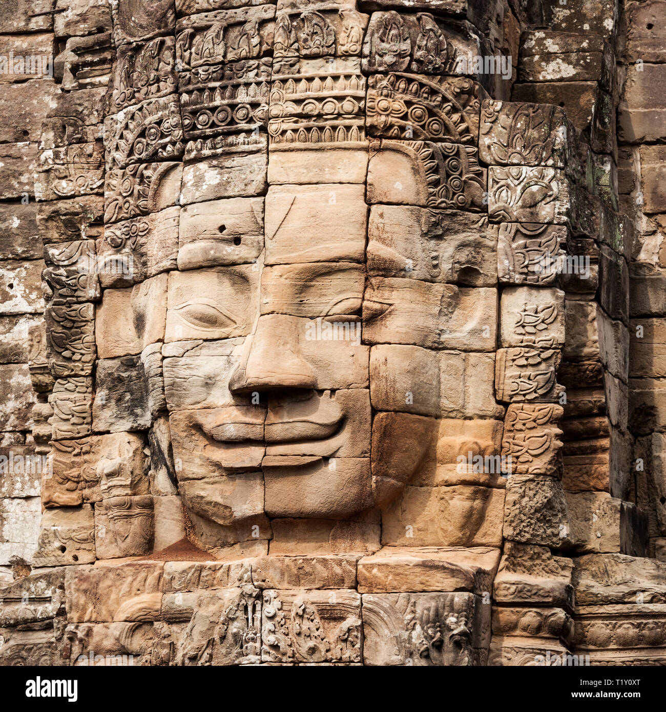 Visages de pierre au temple Bayon. Bayon est un célèbre temple Khmer à Angkor au Cambodge. Banque D'Images