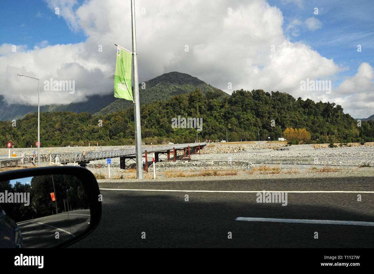 Autour de la Nouvelle Zélande - Road pont traversant la rivière Waiho, sur l'autoroute 6, à l'extérieur de François-Joseph, qui a récemment effondrée. Banque D'Images