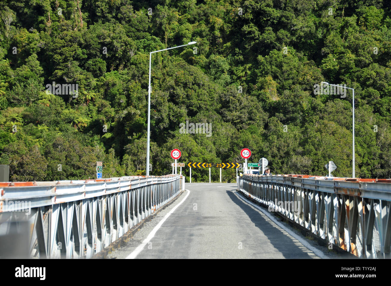 Autour de la Nouvelle Zélande - Road pont traversant la rivière Waiho, sur l'autoroute 6, à l'extérieur de François-Joseph, qui a récemment effondrée. Banque D'Images