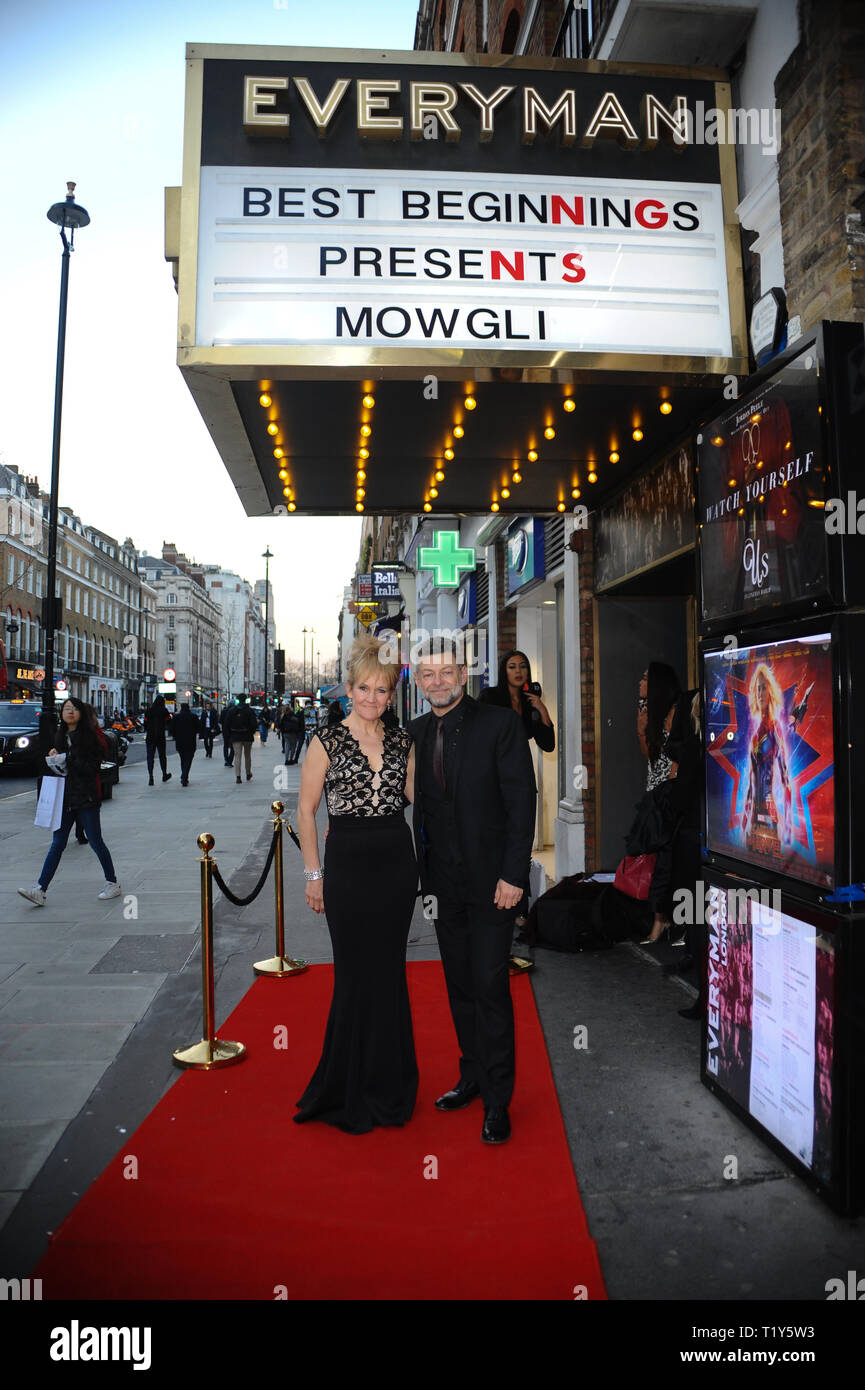 Andy Serkis avec son épouse Lorraine Ashbourne sont vus au cours de la projection du film Mowgli, de l'aide des meilleures origines charity au cinéma EveryMan Baker Street à Londres. Banque D'Images