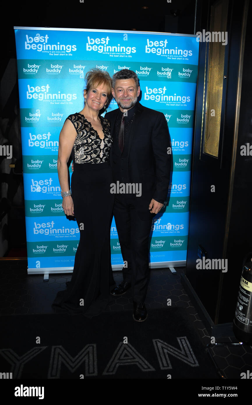 Andy Serkis avec son épouse Lorraine Ashbourne sont vus au cours de la projection du film Mowgli, de l'aide des meilleures origines charity au cinéma EveryMan Baker Street à Londres. Banque D'Images