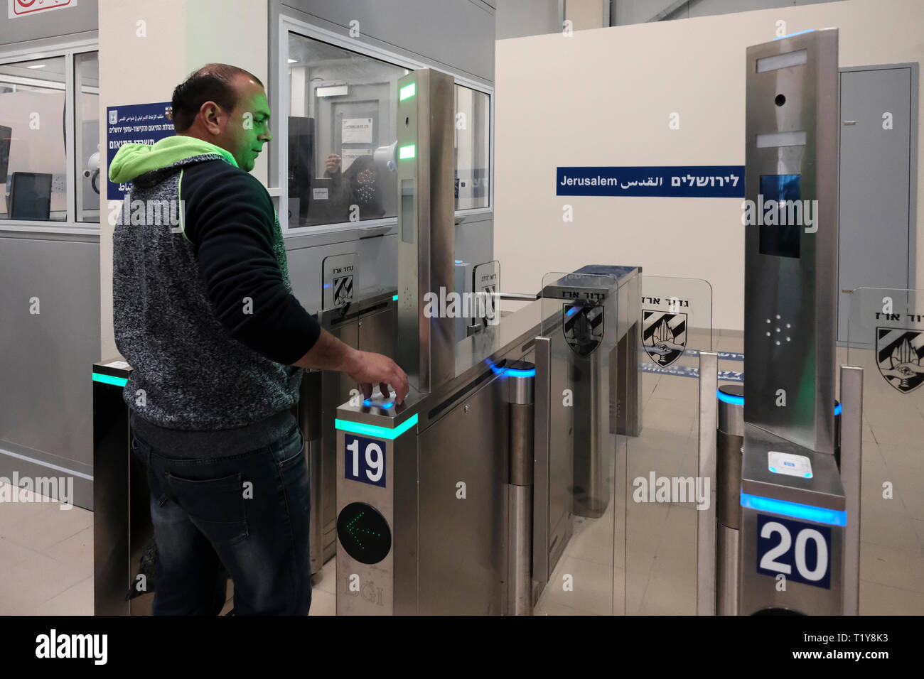 Qalandya, ISRAËL 28th mars - Un palestinien passe par un tourniquet biométrique en route vers Jérusalem à la traversée de Kalandia ou de Qalandiya entre Jérusalem et Ramallah le 28 mars 2019. Les $11 millions de rénovations du Qalandiya Checkpoint ont été réalisées afin d'améliorer les trajets quotidiens de milliers de Palestiniens, principalement avec l'aide de nouveaux postes d'identification dotés d'une technologie améliorée. Crédit : Eddie Gerald/Alay Live News Banque D'Images