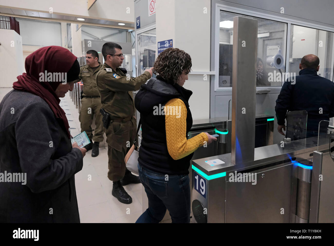 Qalandya, ISRAËL 28th mars - Une femme palestinienne passe par un tourniquet biométrique en route vers Jérusalem à la traversée de Kalandia ou de Qalandiya entre Jérusalem et Ramallah le 28 mars 2019. Les $11 millions de rénovations du Qalandiya Checkpoint ont été réalisées afin d'améliorer les trajets quotidiens de milliers de Palestiniens, principalement avec l'aide de nouveaux postes d'identification dotés d'une technologie améliorée. Crédit : Eddie Gerald/Alay Live News Banque D'Images