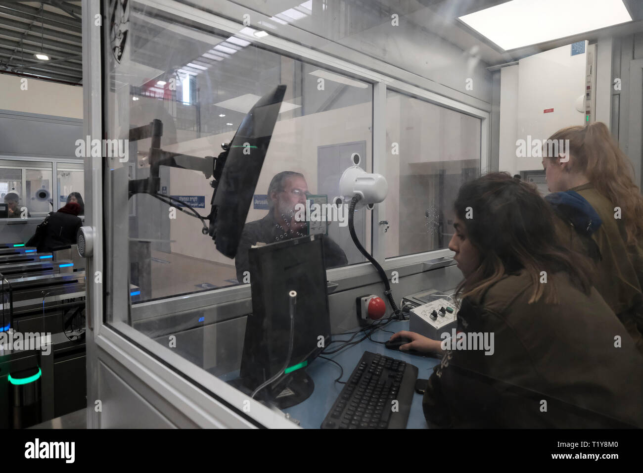 Qalandya, ISRAËL 28th mars - Un palestinien en route vers Jérusalem étant contrôlé par des soldats israéliens depuis derrière un verre pare-balles à la traversée de Kalandia ou Qalandiya entre Jérusalem et Ramallah le 28 mars 2019. Les $11 millions de rénovations du Qalandiya Checkpoint ont été réalisées afin d'améliorer les trajets quotidiens de milliers de Palestiniens, principalement avec l'aide de nouveaux postes d'identification dotés d'une technologie améliorée. Crédit : Eddie Gerald/Alay Live News Banque D'Images