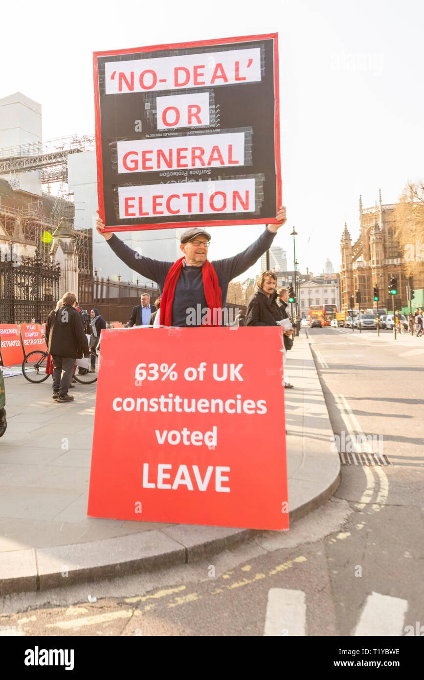 À la date qui aurait dû voir le Royaume-Uni quitter l'UE Les députés sont arrivés pour le débat sur une motion du gouvernement Brexit vers l'approbation d'un accord de retrait. Manifestant à l'extérieur Banque D'Images