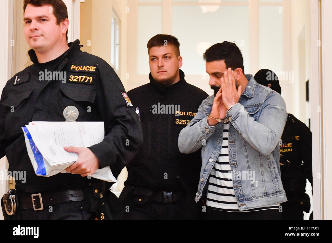 Prague, République tchèque. Mar 29, 2019. Amar Rahim Mahmud Mahmud (à droite), l'un des deux présumés terroristes étrangers, vient dans les menottes à la Cour municipale de Prague le 29 mars 2019. La cour décidera de la mise en détention préventive de deux terroristes présumés arrêtés à l'aéroport de Prague en fonction d'arrêt européen émis en Autriche. On dit qu'ils sont irakiens coopérer homme soupçonné d'avoir tenté des attaques contre des trains à grande vitesse en Allemagne. Photo : CTK Vit Simanek/Photo/Alamy Live News Banque D'Images