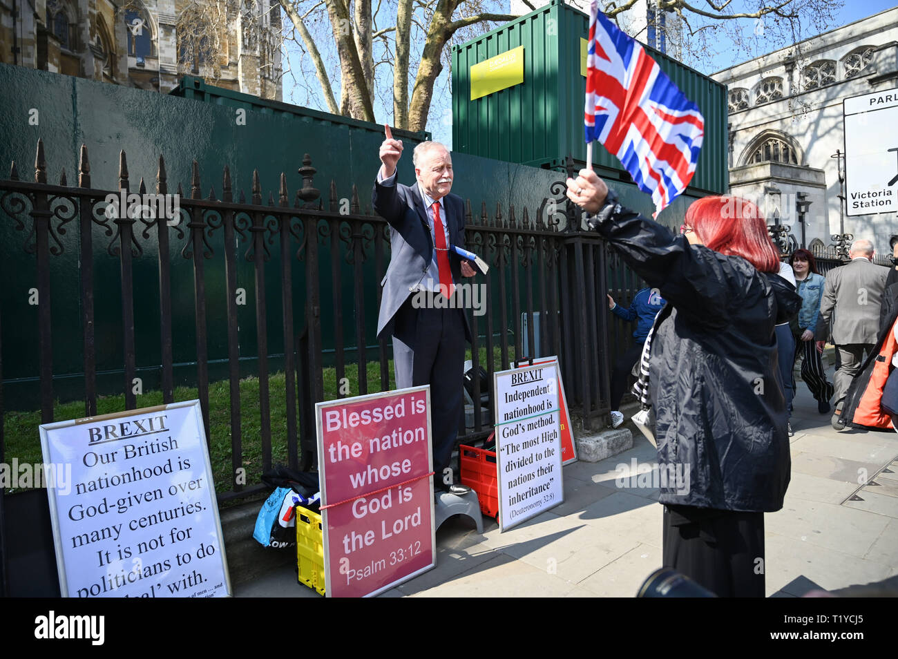 Londres, Royaume-Uni. Mar 29, 2019. Un orateur religieux soutient avec un Brexit partisan Pro par le Parlement Square Londres aujourd'hui que les protestataires manifestent leur colère à ne pas laisser l'UE aujourd'hui . MP's sont assis aujourd'hui à quitter le Parlement débat le jour où il devait initialement arriver Crédit : Simon Dack/Alamy Live News Banque D'Images