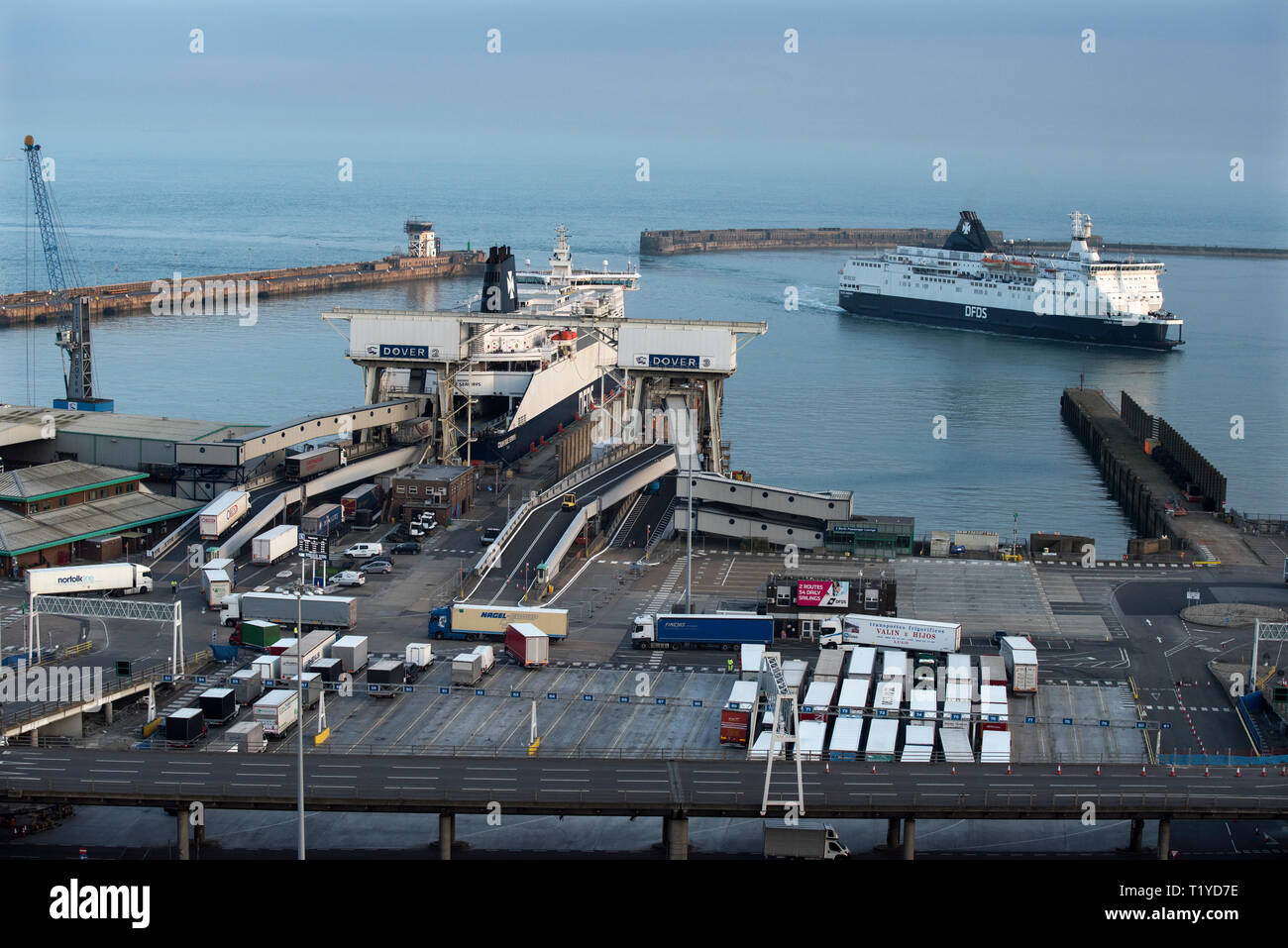 Port Dover Dover, Kent, UK. 28 Mar 2019. Port de Douvres montrant les camions et voitures l'embarquement des ferries pour la France et retour le jour avant le Royaume-uni devait être la sortie de l'UE. Crédit : BRIAN HARRIS/Alamy Live News Banque D'Images