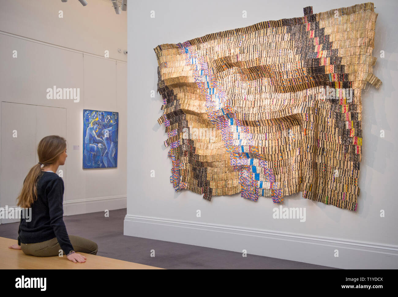 Sotheby's Londres, Royaume-Uni. 29 mars, 2019. L'exposition préalable à la vente d'art moderne et d'Art Contemporain Africain, montrant le travail des artistes de toute la diaspora africaine. Image : El Anatsui, passage piétons 2. Bouchons de bouteille d'aluminium et fil de cuivre. Estimation £000 550,000-750 mais atteint 1,1 million de livres à la vente le 2 avril 2019. Credit : Malcolm Park/Alamy Live News. Banque D'Images