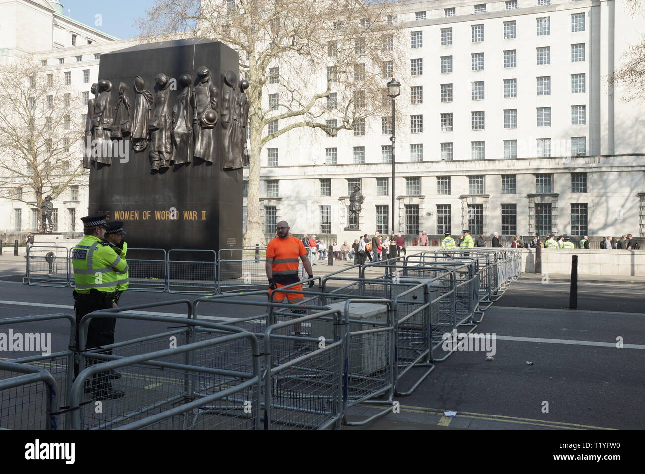 Londres, Royaume-Uni. Mar 29, 2019. Les Brexit dans Whitehall. London.Metropolitan Police à cheval et City of London Police en réserve comme Whitehall est fermée avec des barrières et des panneaux de police renforcée resence. Brexit partisans cheer Tommy Robinson, également connu sous le nom de Stephen Yaxley-Lennon, et les contestataires de l'UKIP onde drapeaux, la croix de Lorraine ainsi que le drapeau de l'Union européenne. Crédit : Peter Hogan/Alamy Live News Banque D'Images