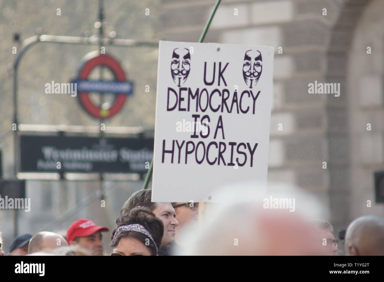 Londres, Royaume-Uni. Mar 29, 2019. Les Brexit dans Whitehall. London.Metropolitan Police à cheval et City of London Police en réserve comme Whitehall est fermée avec des barrières et des panneaux de police renforcée resence. Brexit partisans cheer Tommy Robinson, également connu sous le nom de Stephen Yaxley-Lennon, et les contestataires de l'UKIP onde drapeaux, la croix de Lorraine ainsi que le drapeau de l'Union européenne. Crédit : Peter Hogan/Alamy Live News Banque D'Images