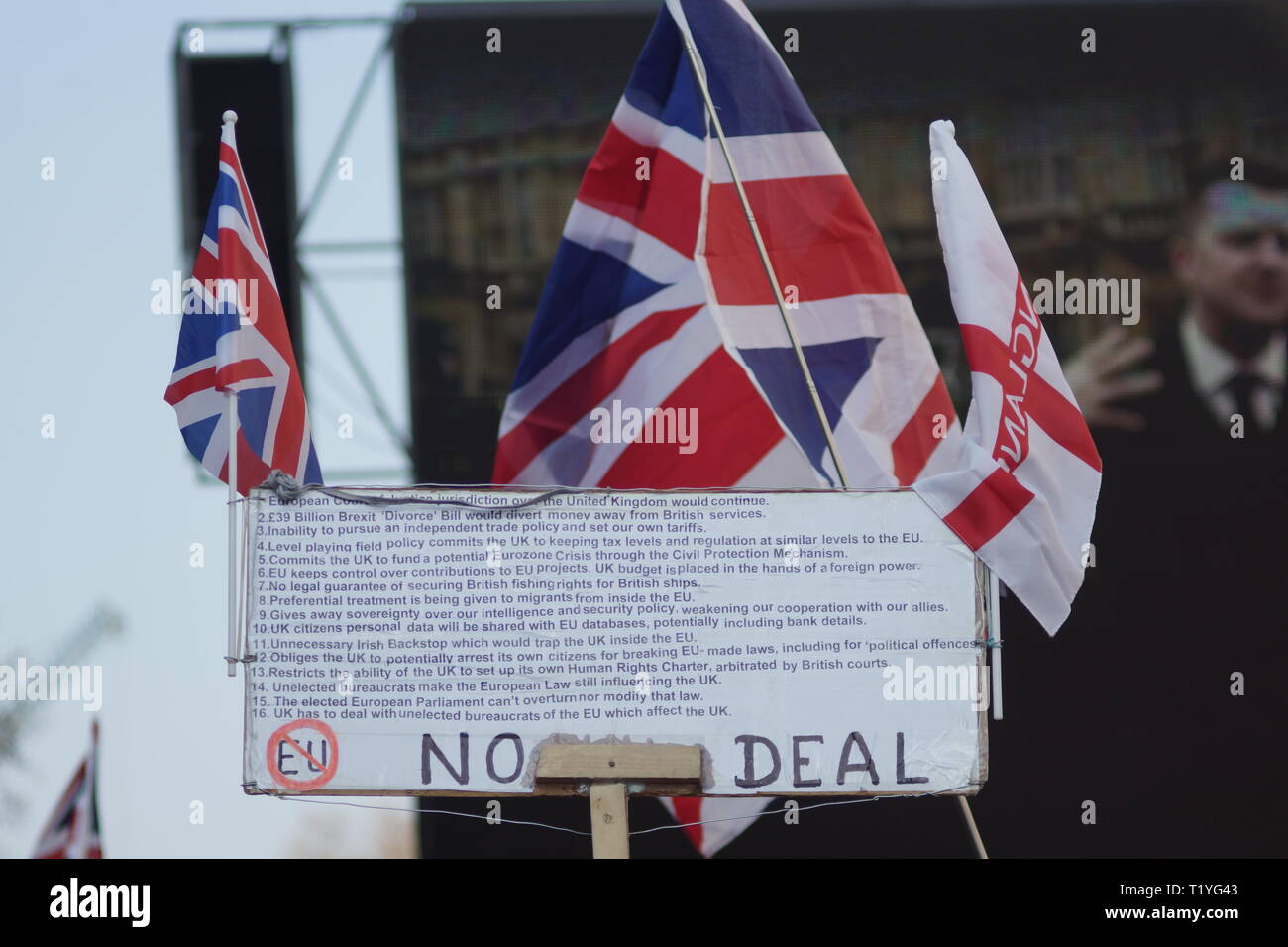 Londres, Royaume-Uni. Mar 29, 2019. Les Brexit dans Whitehall. London.Metropolitan Police à cheval et City of London Police en réserve comme Whitehall est fermée avec des barrières et des panneaux de police renforcée resence. Brexit partisans cheer Tommy Robinson, également connu sous le nom de Stephen Yaxley-Lennon, et les contestataires de l'UKIP onde drapeaux, la croix de Lorraine ainsi que le drapeau de l'Union européenne. Crédit : Peter Hogan/Alamy Live News Banque D'Images